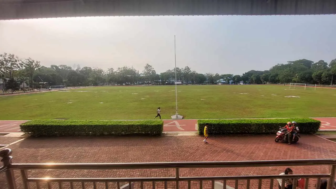Pemandangan lapangan dari tribun