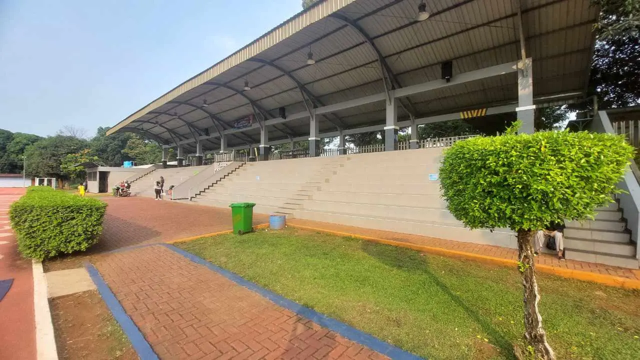Tribun dan lapangan latihan GASS di Galaxy Halim