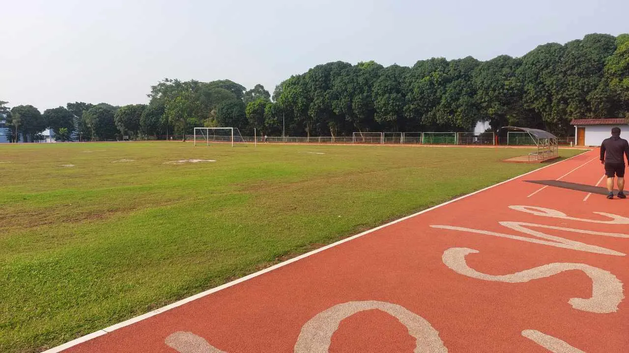 Sisi lapangan dan lintasan